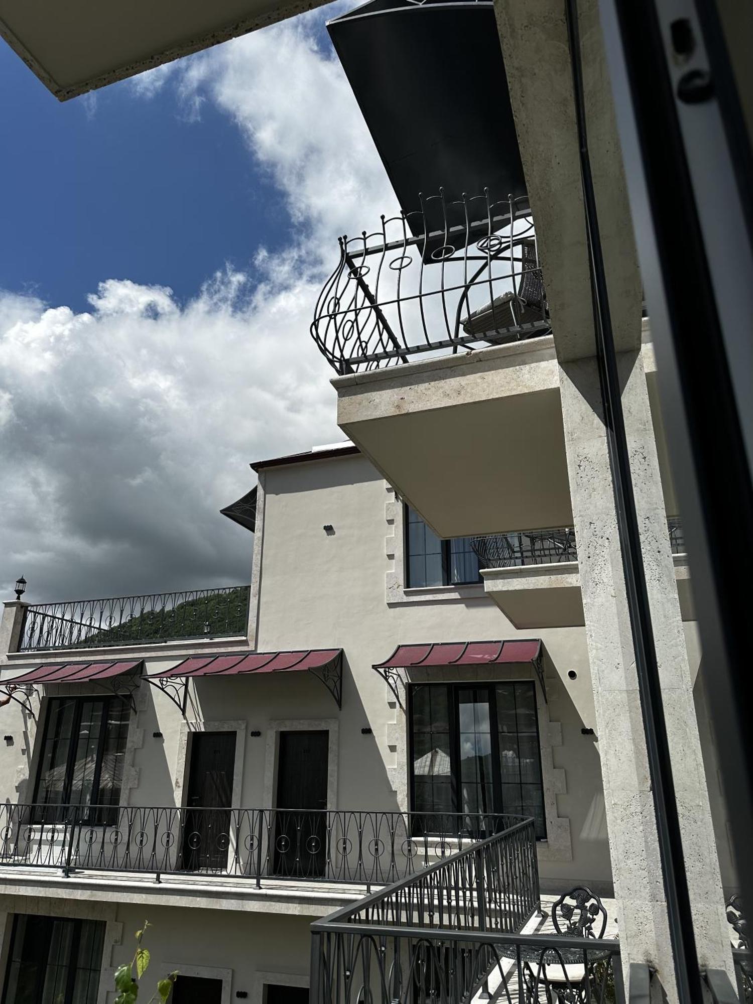Redroof Country House Hotel Goris Exterior photo