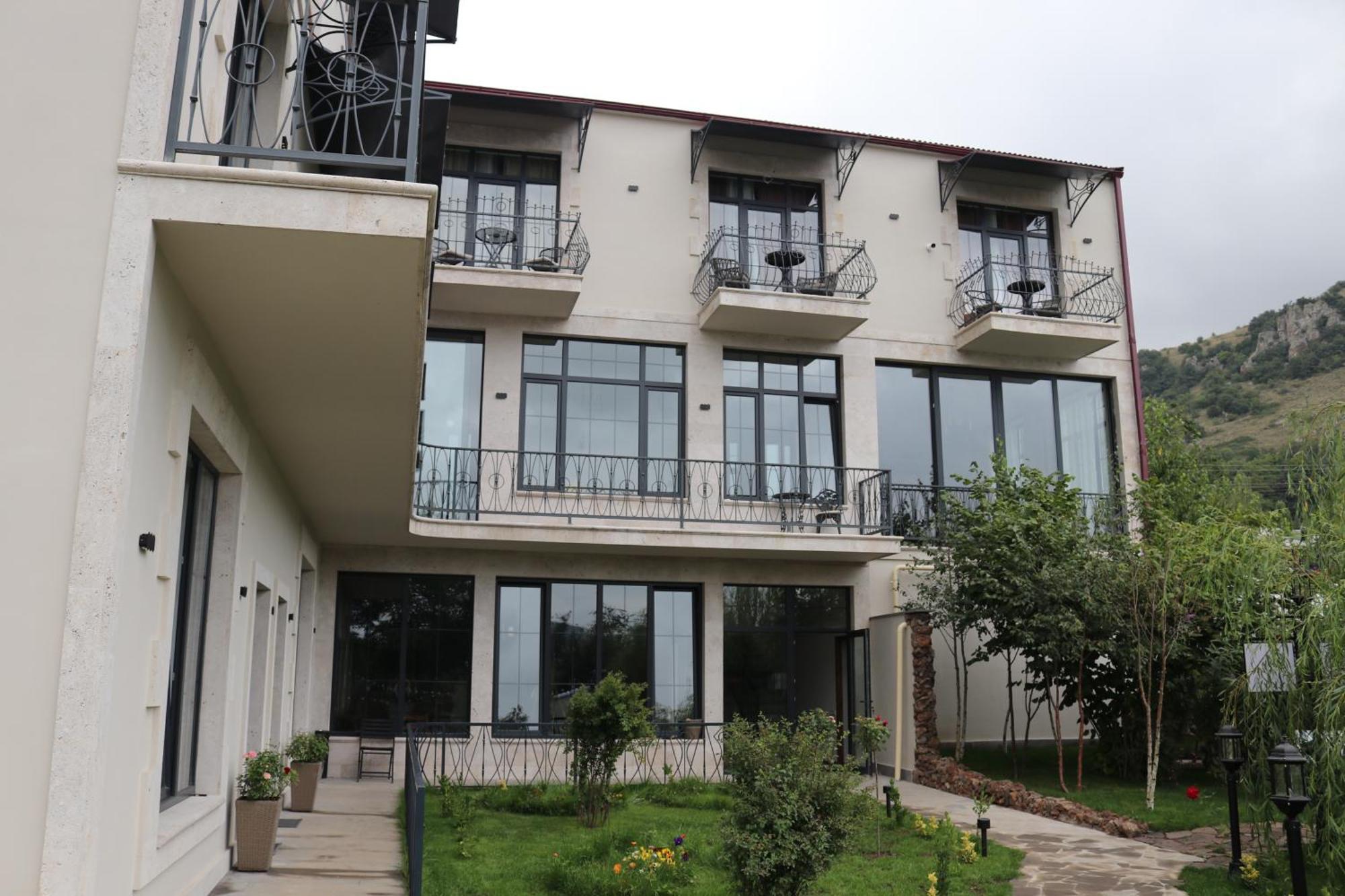 Redroof Country House Hotel Goris Exterior photo